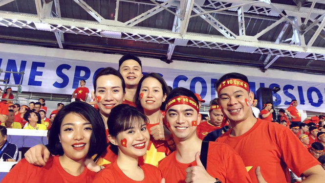 Trước đó, Hà Duy cùng các đồng nghiệp của mình có mặt tại Manila, Philippines để cổ vũ cho đội tuyển U22 Việt Nam.