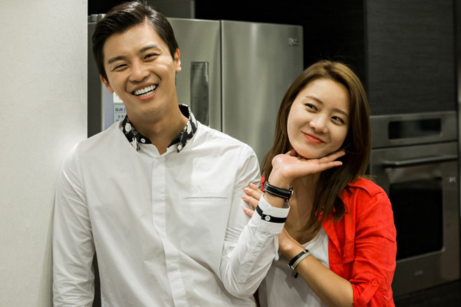 Chàng bác sĩ phối hợp cùng cô nàng Jang Mi diễn vở kịch hôn nhân.