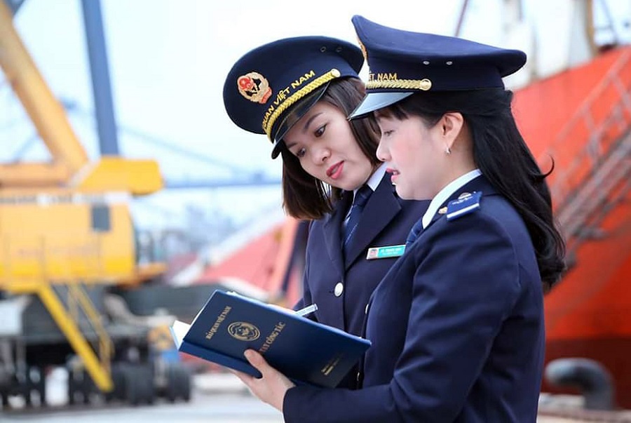 Công chức hải quan Cái Lân đang giám sát tại cảng, ảnh dự thi Nét đẹp phụ nữ hải quan QN năm 2018