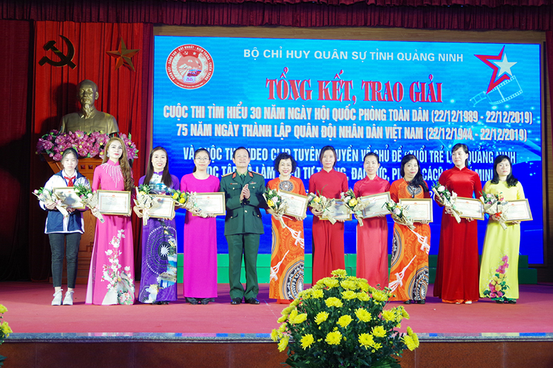 Lãnh đạo Bộ CHQS tỉnh khen thưởng cho các cá nhân đạt giải nhất, nhì, ba Cuộc thi tìm hiểu 30 năm Ngày hội Quốc phòng toàn dân, 75 năm Ngày thành lập QĐND Việt Nam.