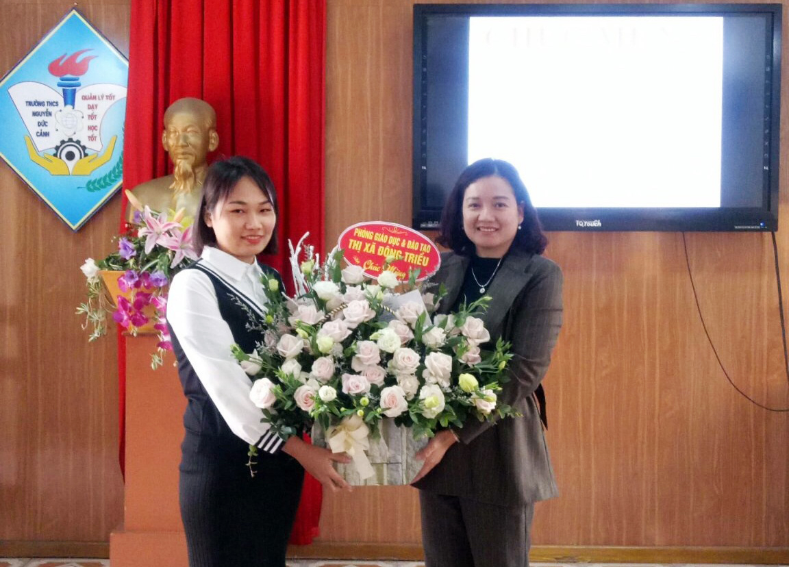 Lãnh đạo Phòng GD và ĐT TX Đông Triều tặng hoa động viên cô giáo Hoàng Thị Thu đi thi vòng chung kết cuộc thi.