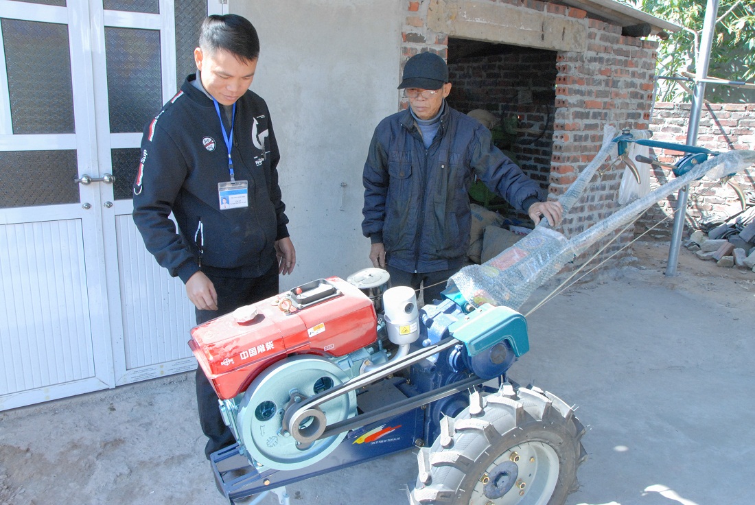 Là hộ thuộc diện khó khăn được hỗ trợ sản xuất năm 2019, tháng 11/2019, gia đình ông Trần Tiến Hoan ở thôn 8, xã Quảng Phong, được hỗ trợ mua máy cày.
