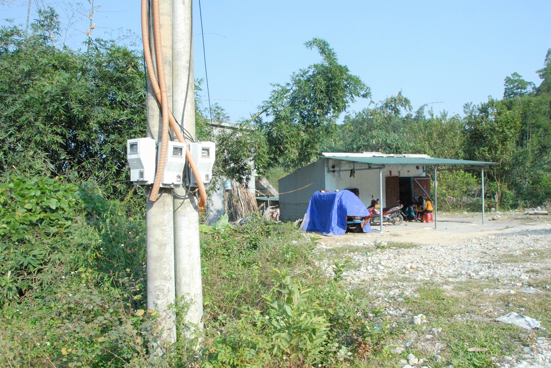 Từ năm 2018, các hộ dân tại bản Lồ Má Coọc, xã Quảng Sơn, đã có điện lưới về đến từng nhà, phục vụ sinh hoạt.