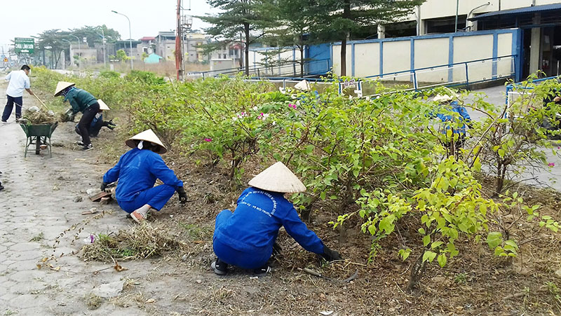 Người dân phường Yên Thanh dọn vệ sinh môi trường Ngày Chủ nhật xanh