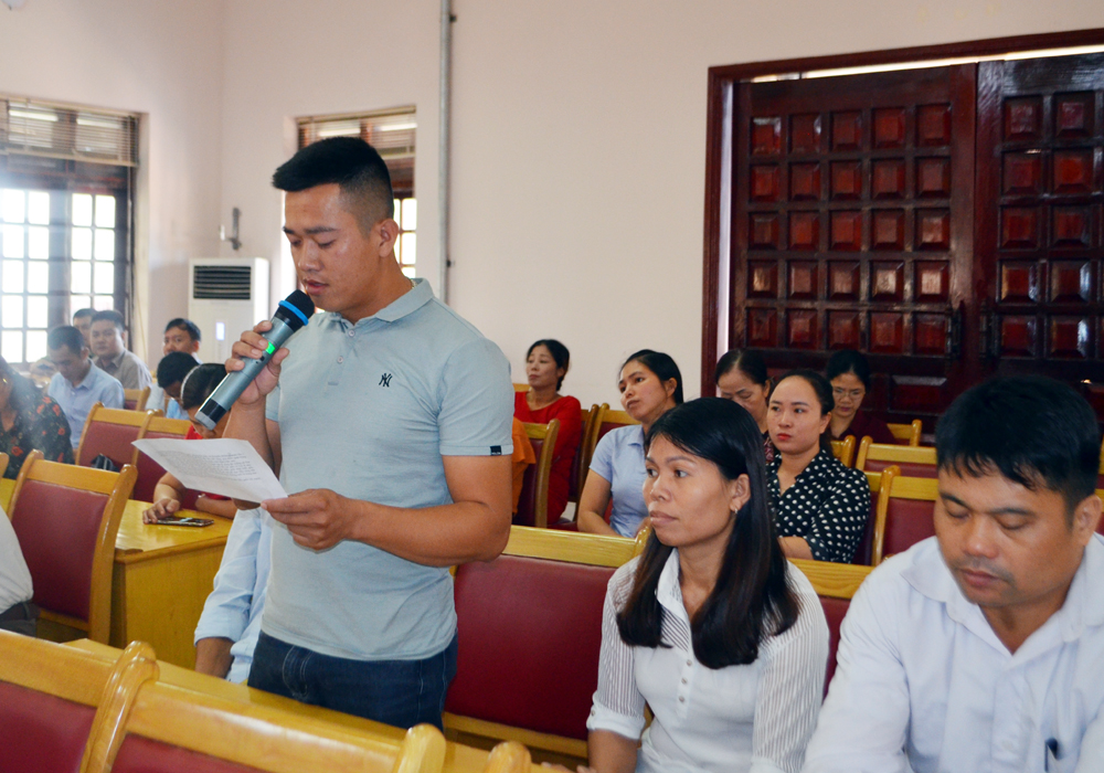Cử tri huyện Tiên Yên phát biểu ý kiến tại buổi tiếp xúc cử tri.