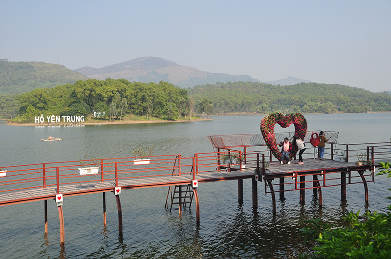 Thắng cảnh Hồ Yên Trung một trong những điểm du lịch hấp dẫn du khách