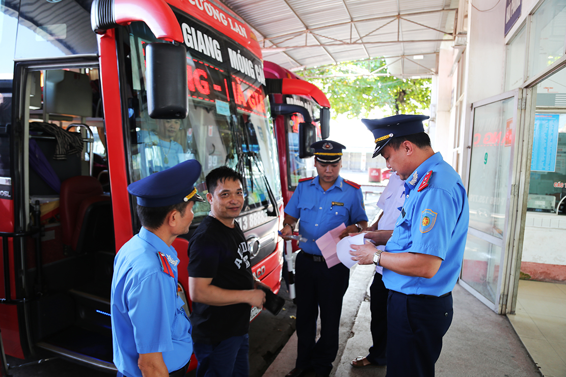 Đội thanh tra chuyên ngành số 4 (Sở GT-VT), kiểm tra các điều kiện an toàn của phương tiện vận chuyển khách tại Bến xe khách Móng Cái.