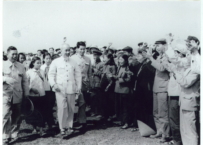  Nhân dân các dân tộc tỉnh Hải Ninh vui mừng đón Bác Hồ về thăm tỉnh ngày 19 và 20/02/1960.