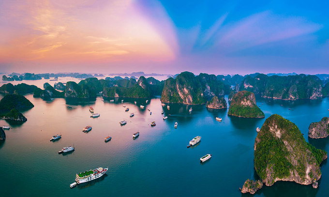 Thành phố tiếp theo của Việt Nam có tên trong bảng xếp hạng là Hạ Long, Quảng Ninh - đứng thứ 48/100, tăng 6 bậc so với năm ngoái. Năm 2018, Hạ Long có 5,2 triệu lượt khách và được dự đoán đón 6,2 triệu lượt vào năm nay, tăng 18%. Ảnh: Shutterstock/Andy Tran.