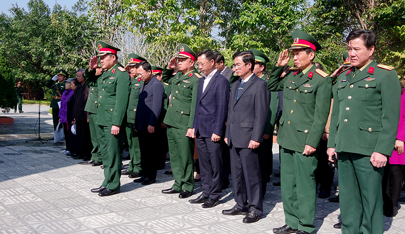 Đoàn công tác tưởng niệm các anh hùng liệt sĩ tại Đài tưởng niệm Pò Hèn