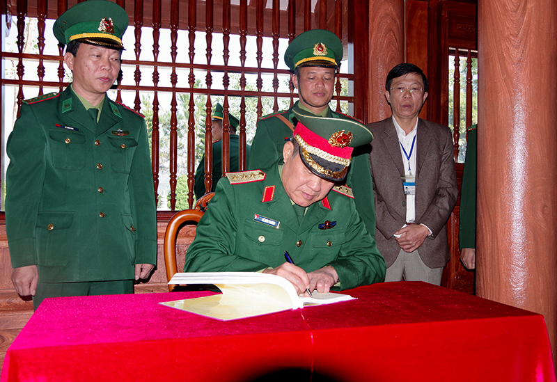 Thượng tướng Bế Xuân Trường ghi sổ vàng truyền thống của Đài tưởng niệm Pò Hèn
