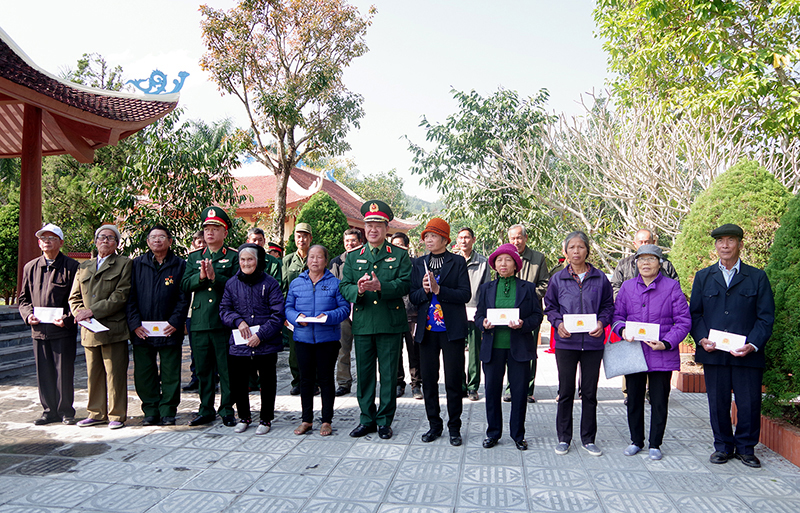 Thượng tướng Bế Xuân Trường, Thiếu tướng Nguyễn Quang Ngọc tặng quà của Bộ Quốc phòng và Quân khu 3 cho các gia đình chính sách