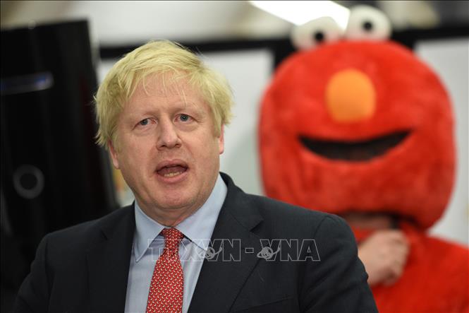 Thủ tướng Anh Boris Johnson phát biểu tại Uxbridge, Tây London, ngày 13/12. Ảnh: AFP/TTXVN