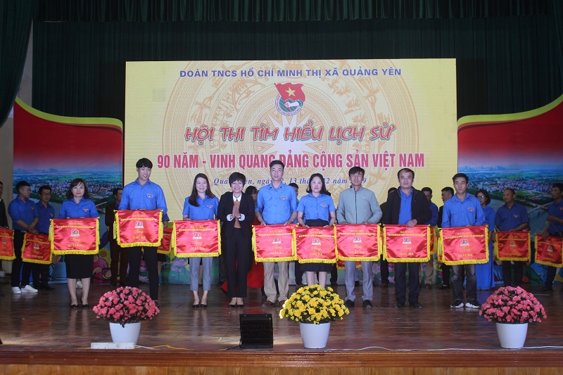 Lãnh đạo thị xã trao giải Ba cho các đội đạt kết quả cao tại hội thi.
