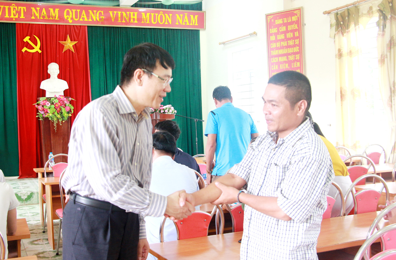 Đồng chí Tô Xuân Thao, Bí thư Huyện ủy Vân Đồn, trao đổi với đảng viên chi bộ thôn Ký Vầy, xã Đài Xuyên về công tác xây dựng Đảng, hệ thống chính trị tại cơ sở.