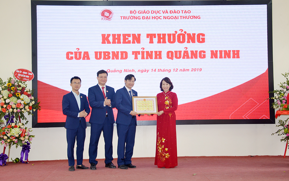 Đồng chí Vũ Thị Thu Thủy, Phó Chủ tịch UBND tỉnh tặng bằng khen của UBND tỉnh cho tập thể Trường Đại học Ngoại thương cơ sở Quảng Ninh.