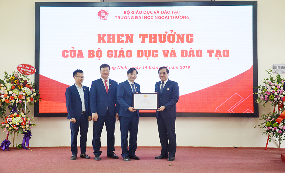 Hiệu trưởng Trường Đại học Ngoại thương trao quyết định của Bộ GD&ĐT cho ban lãnh đạo cơ sở Quảng Ninh.