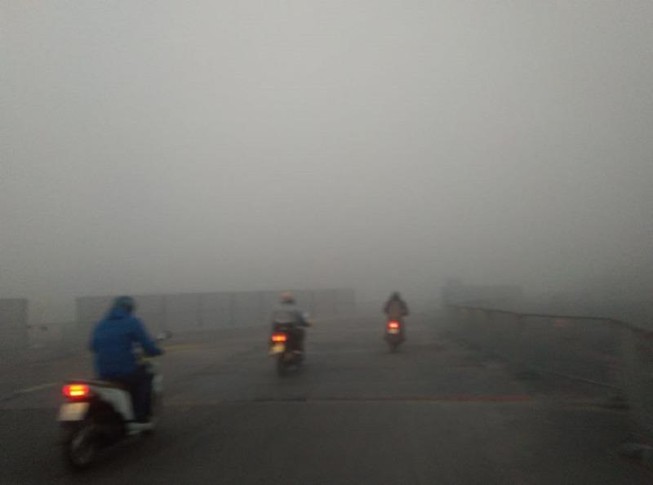 Giao thông trên nhiều tuyến đường tại Hà Nội gặp nhiều khó khăn vì tầm nhìn bị hạn chế. Ảnh: FB