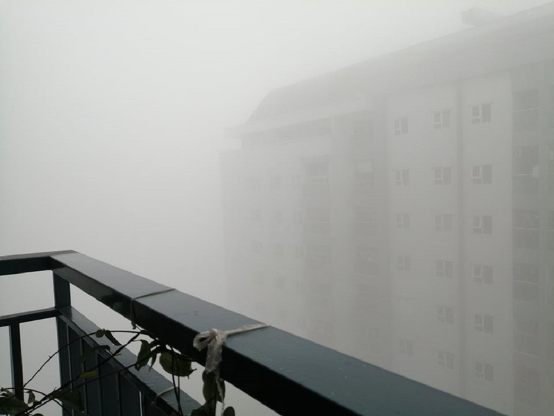 Nhìn từ ban công tầng 18 của một khu chung cư phía Tây Nam Hà Nội, sương mù bao phủ khắp nơi