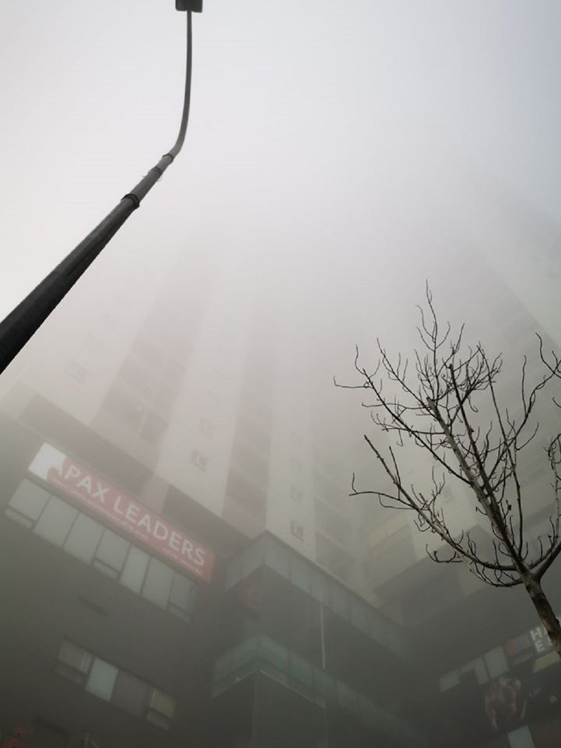 Các tòa nhà cao tầng đều chìm trong sương mù. Ảnh: FB