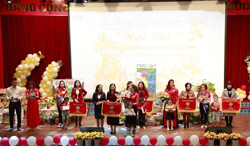 Ban tổ chức trao giải nhất cho đội trường mầm non Hải Lạng