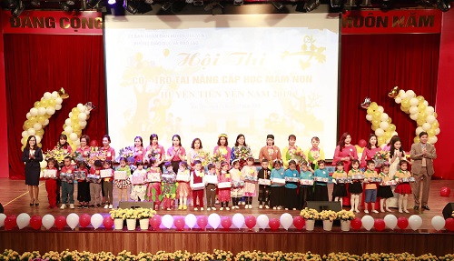 Ban tổ chức trao quà cho các đội tham gia thi tại vòng chung khảo Hội thi cô trò tài năng năm 2019