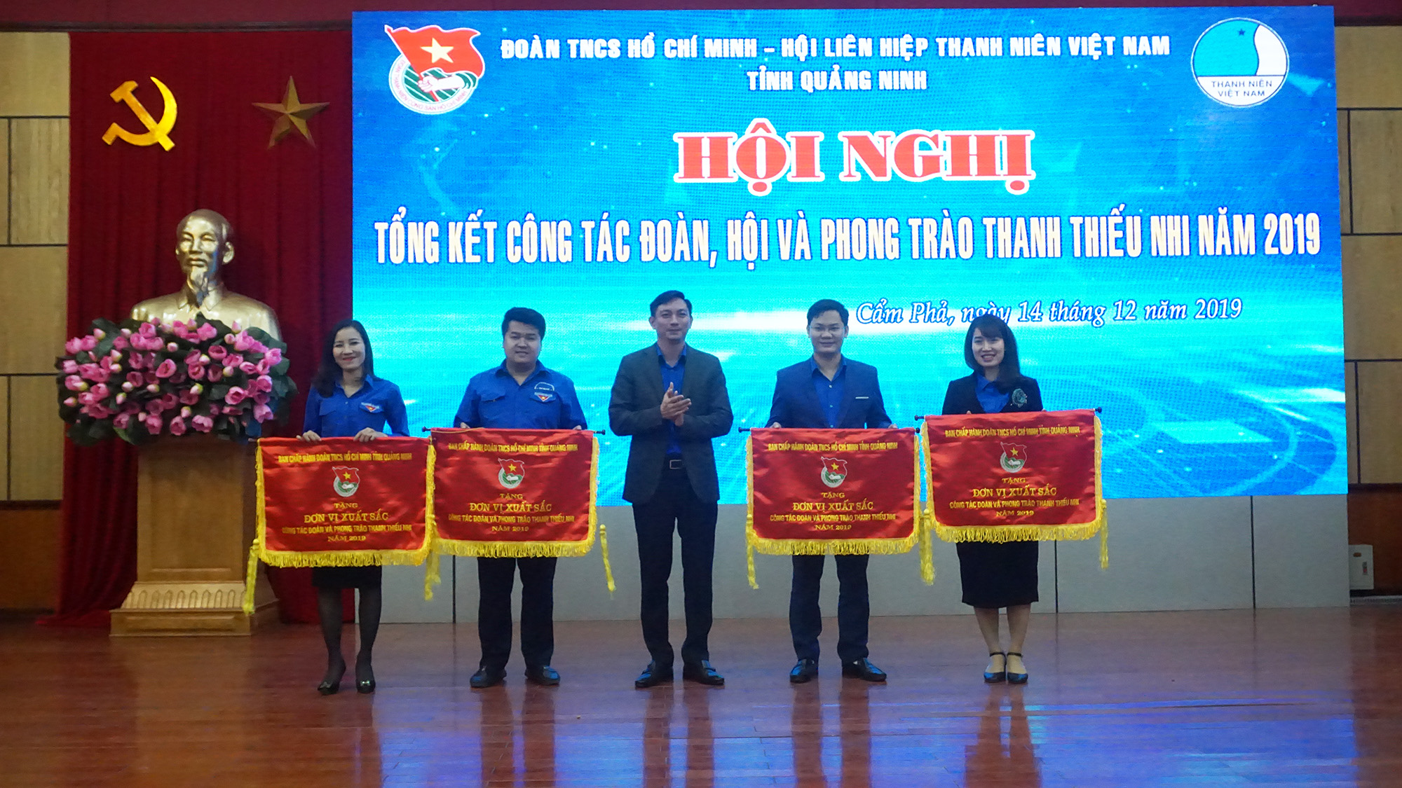 Tỉnh Đoàn trao cờ Đơn vị xuất sắc công tác Đoàn và Phong trào thanh thiếu nhi Quảng Ninh 2019 cho các đơn vị xuất sắc..