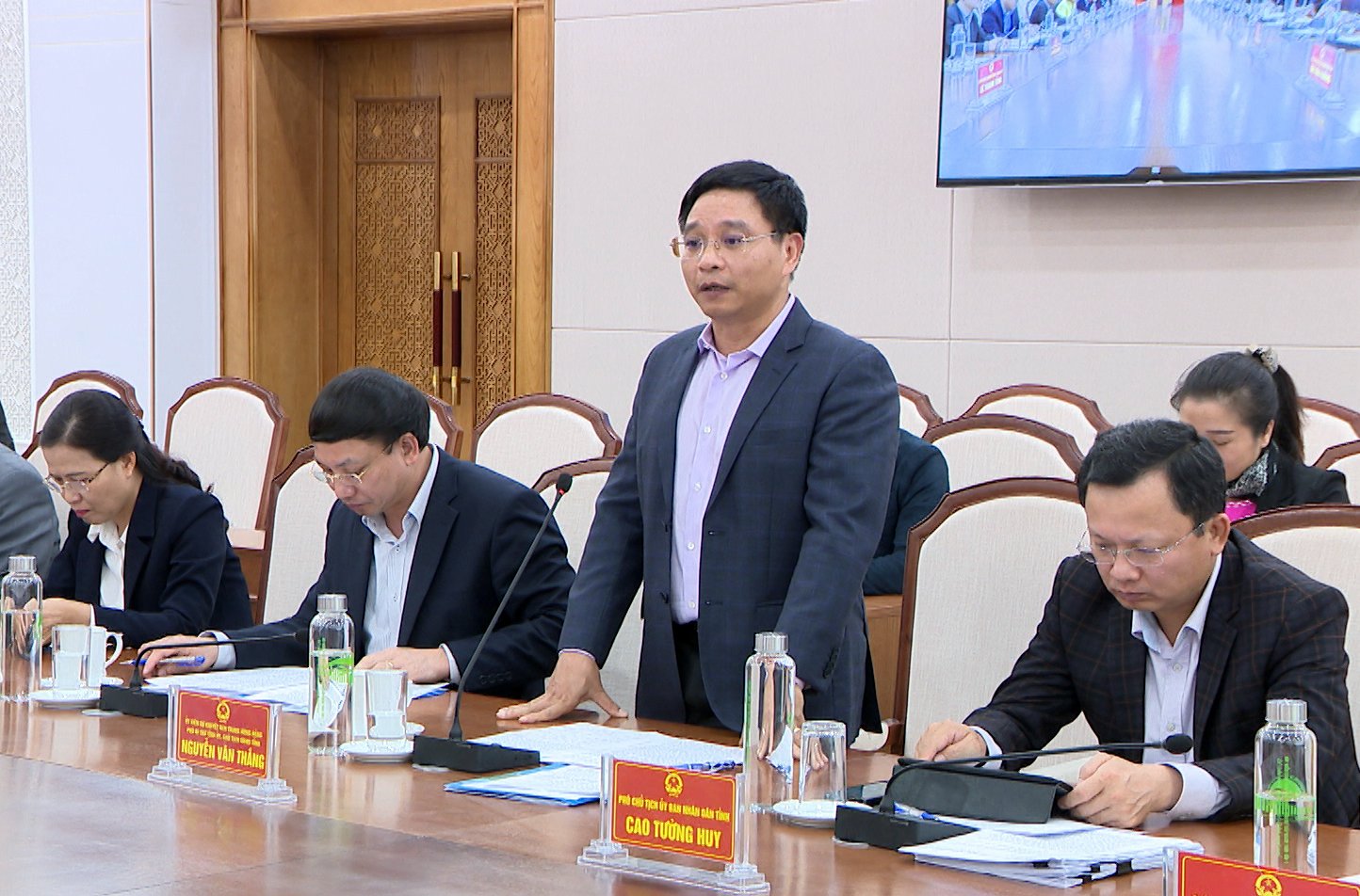 Chủ tịch UBND tỉnh Nguyễn Văn Thắng báo cáo với đoàn những nét nổi bật trong tình hình phát triển kinh tế - xã hội của tỉnh Quảng Ninh.