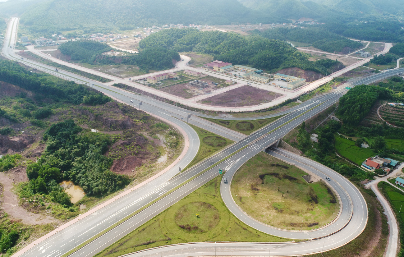 Hạ tầng giao thông kết nối tại Vân Đồn được đầu tư đồng bộ. (Trong ảnh: Tuyến cao tốc Hạ Long - Vân Đồn).