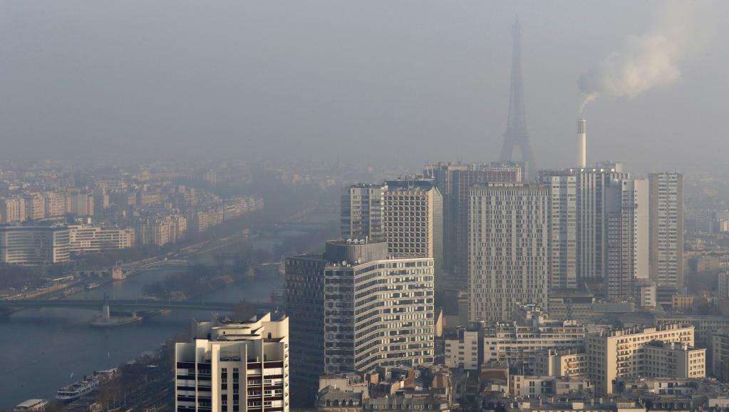 Tháp Eiffel, biểu tượng của Paris, mờ ảo khi không khí ở ngưỡng nguy hại năm 2017. Ảnh: Reuters/Philippe Wojazer.