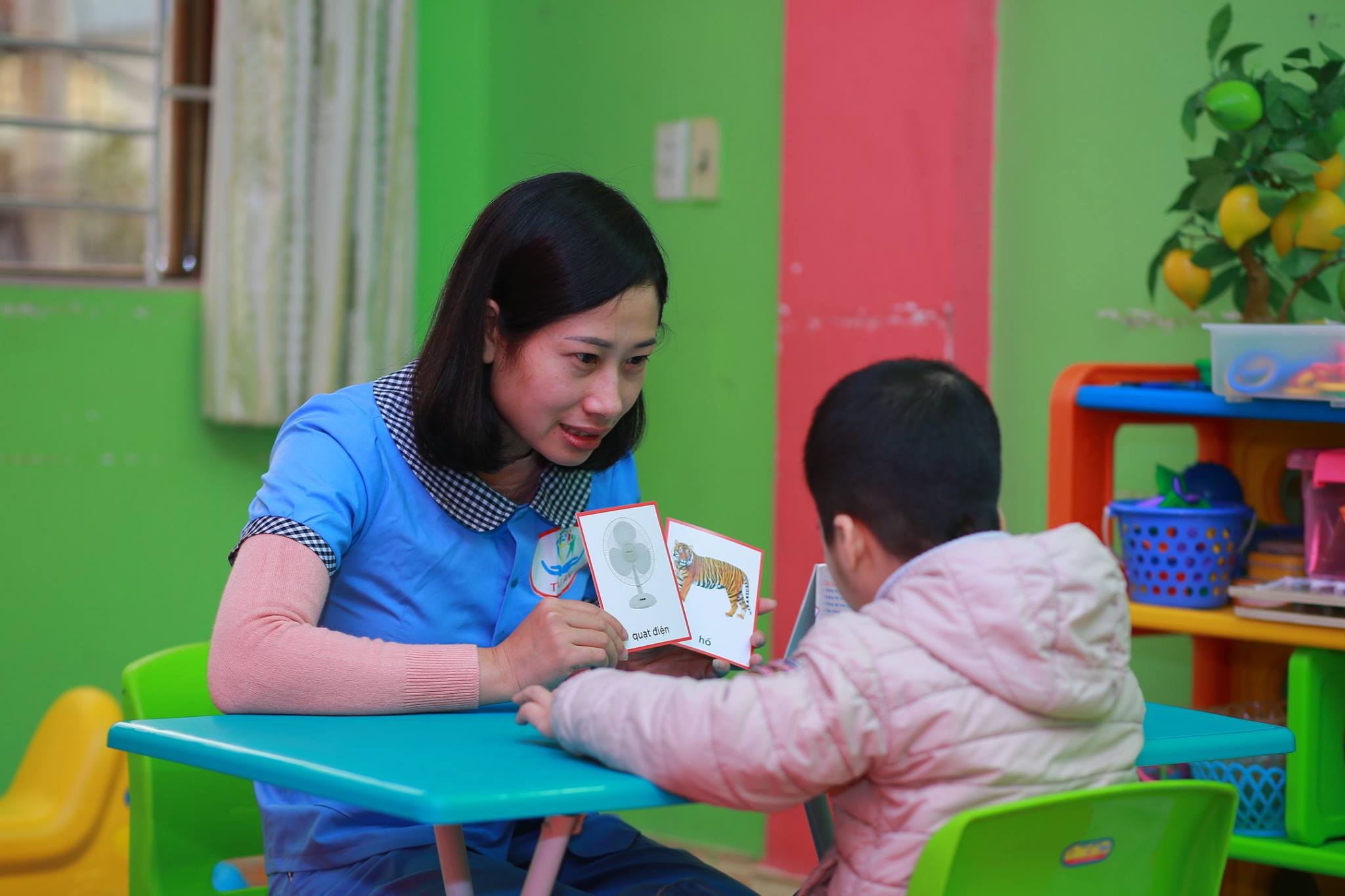Một tiết dạy cho trẻ tự kỷ tại Trung tâm Hỗ trợ phát triển giáo dục hòa nhập trẻ khuyết tật Tâm An, TP Uông Bí. Ảnh: Lan Anh