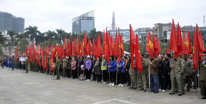 Đông đảo mọi tầng lớp nhân dân TP Hạ Long tham dự lễ mít tinh triển khai đợt cao điểm tấn công trấn áp tội phạm.