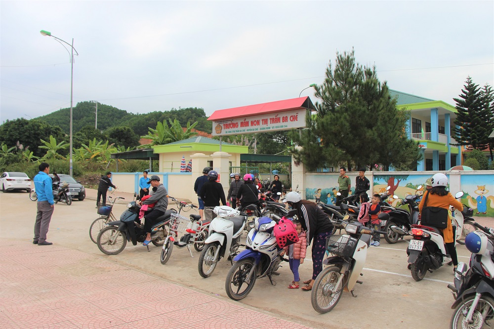 Huyện đoàn Ba Chẽ và các tổ chức chính trị hỗ trợ phụ huynh xếp hàng đón con trước cổng trường học. 