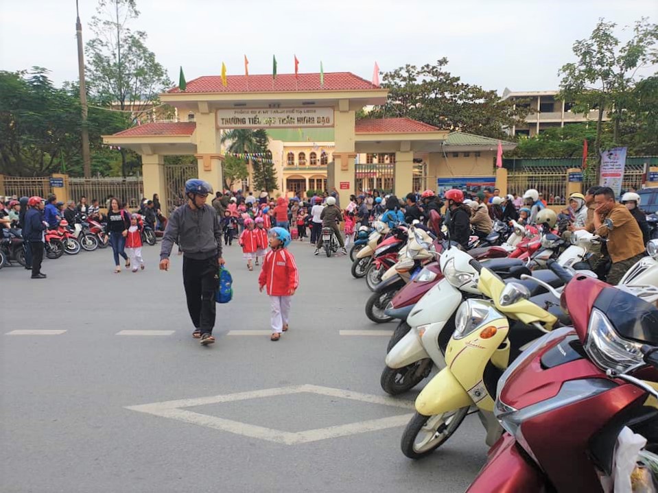 Phụy huynh xếp hàng đón con trước cổng trường Tiểu học Trần Hưng Đạo, TP Hạ Long.