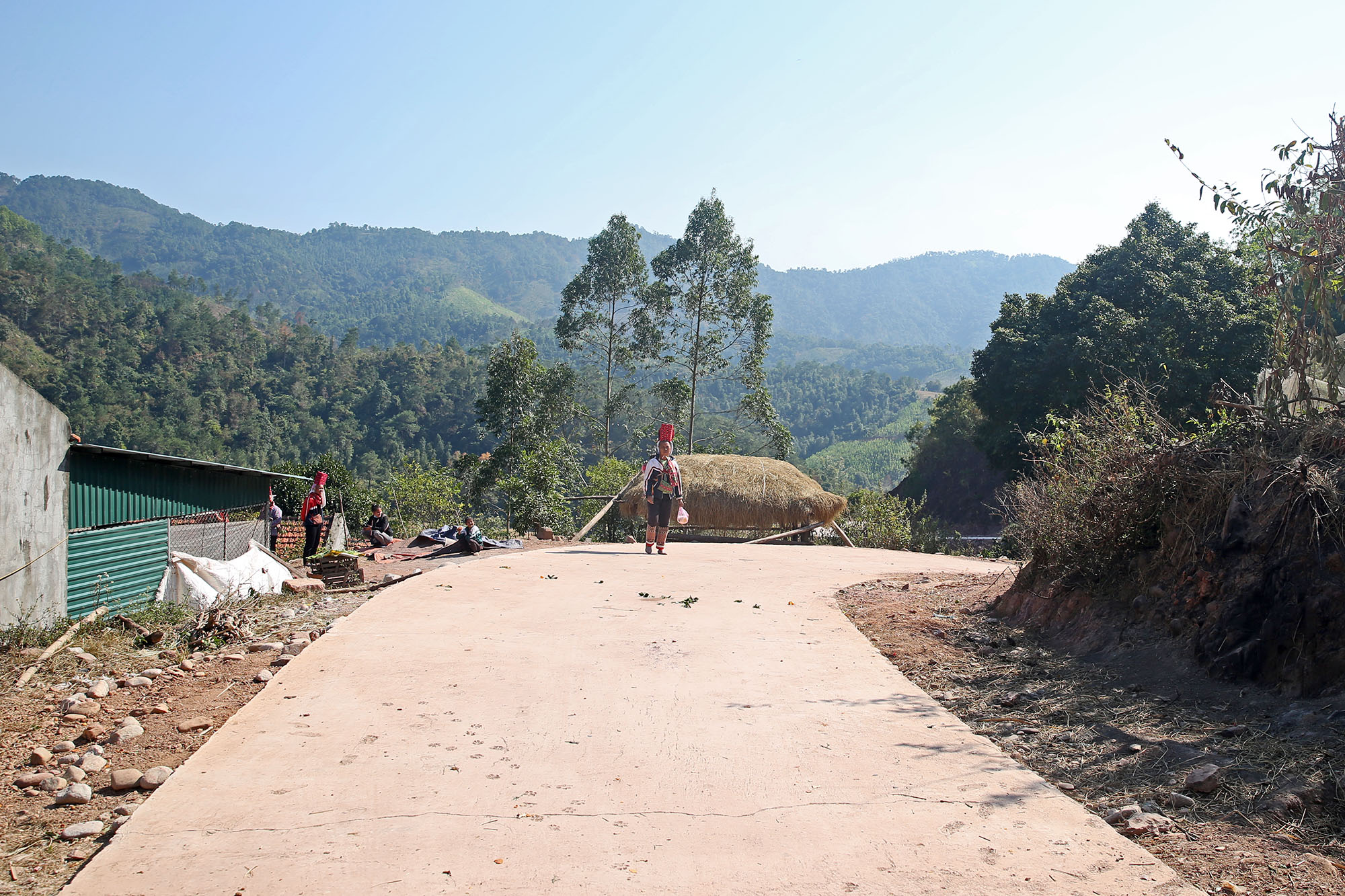 Tuyến đường bê tông được đầu tư xây dựng đã giúp bà con thôn Sam Quang, xã Đồng Tâm đi lại dễ dàng, tạo tiền đề phát triển kinh tế.