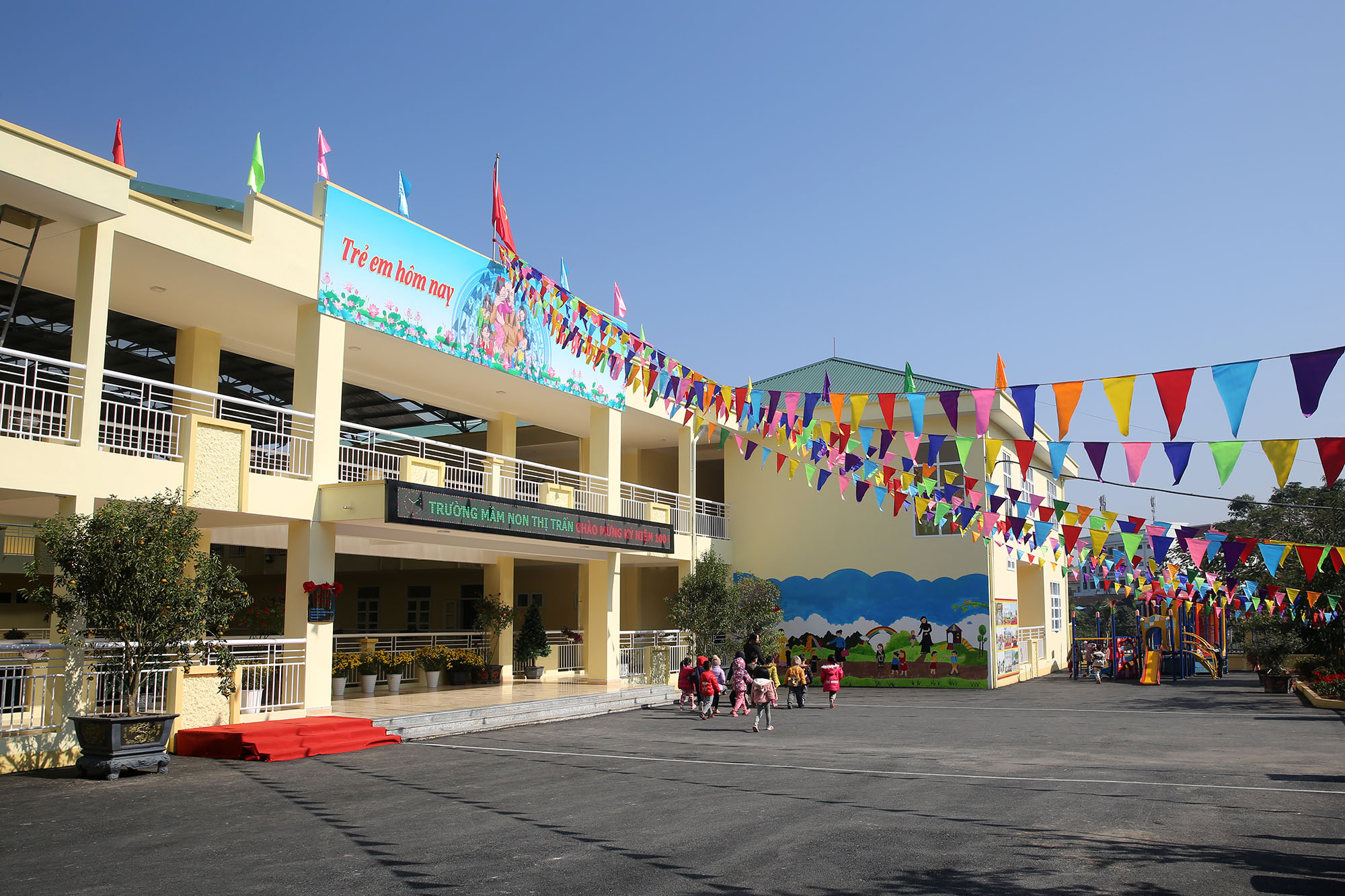 Các em học sinh mầm non thị trấn Bình Liêu được vui chơi và học tập ở ngôi trường mới khang trang, hiện đại.