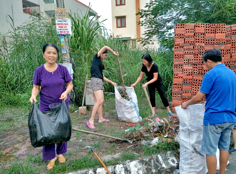 Người dân tổ 9, khu 6, phường Hồng Hà, TP Hạ Long thường xuyên dọn dẹp đường phố.