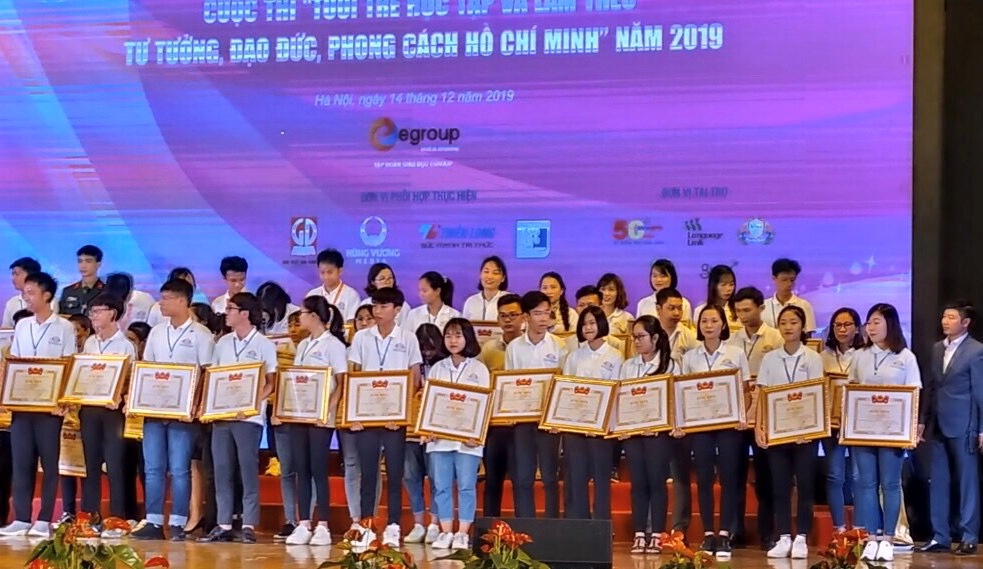 Trung ương Đoàn trao bằng khen cho các thí sinh xuất sắc của Cuộc thi Tuổi trẻ học tập và làm theo tư tưởng, đạo đức, phong cách Hồ Chí Minh năm 2019.