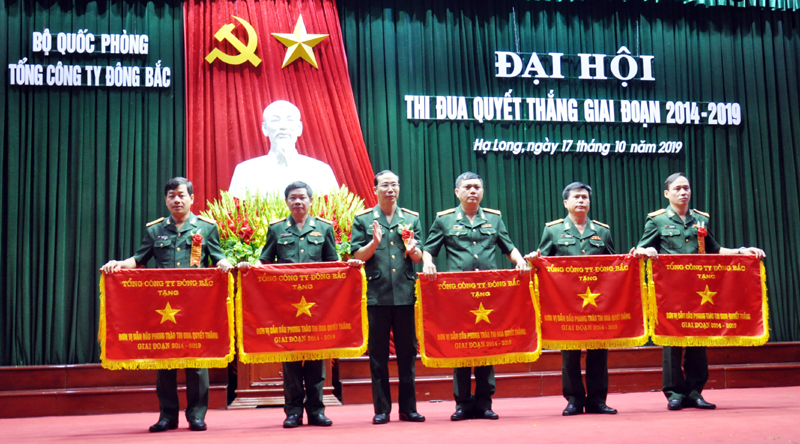 Lãnh đạo Tổng Công ty Đông Bắc trao Cờ đơn vị dẫn đầu phong trào thi đua quyết thắng giai đoạn 2014-2019 cho các tập thể. Ảnh: Quang Minh