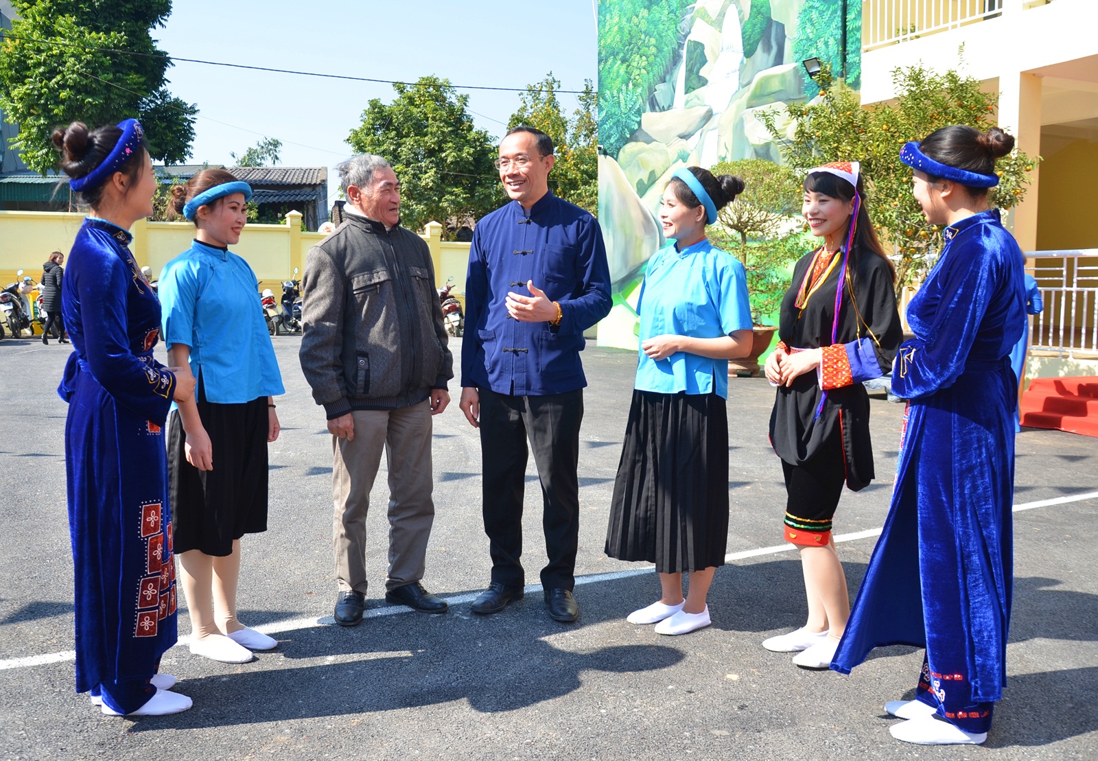 Lãnh đạo huyện Bình Liêu trò chuyện với bà con các dân tộc trên địa bàn.
