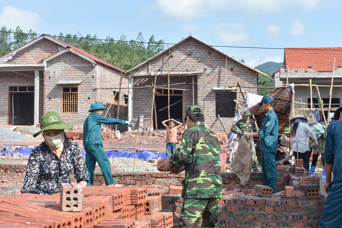 Ban CHQS huyện Tiên Yên hỗ trợ người dân thôn Khe Lẹ, xã Hà Lâu xây nhà mới.