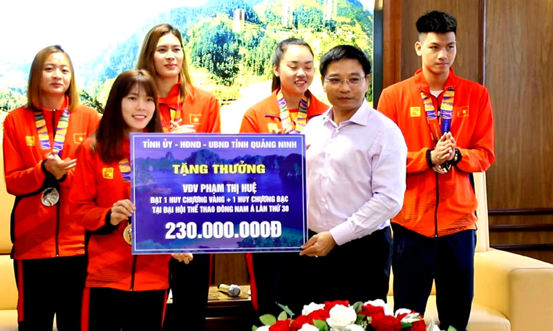 Phạm Thị Huệ nhận khen thưởng từ Chủ tịch Uỷ ban Nhân dân tỉnh Quảng Ninh Nguyễn Văn Thắng dành cho vận động viên suất sắc đạt huy chương vàng, bạc tại SEA Games 30.