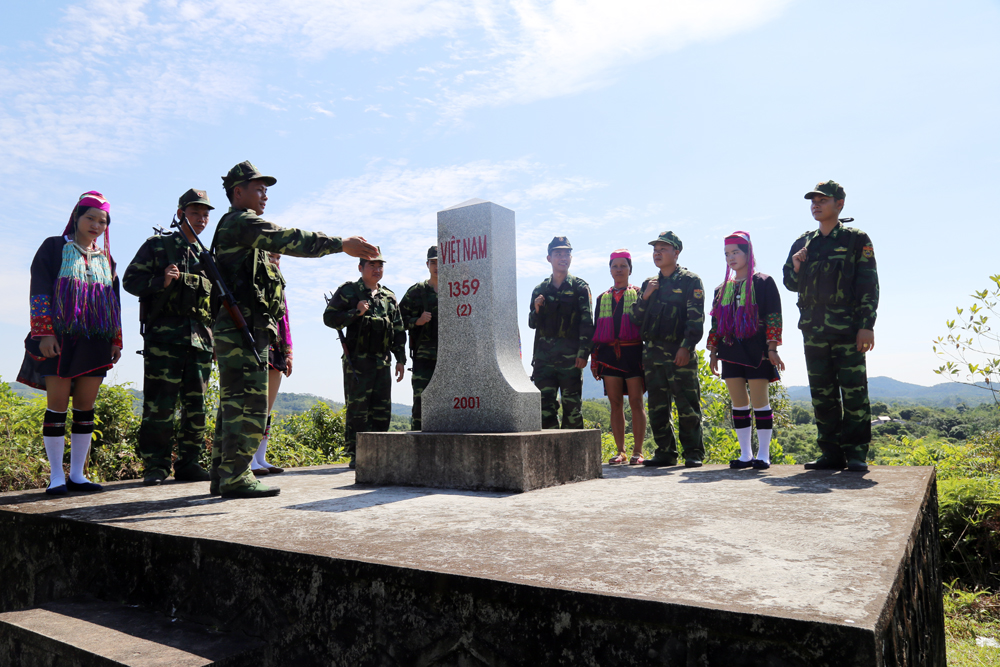 Cán bộ, chiến sỹ Đồn Biên phòng Bắc Sơn phối hợp cùng với nhân dân xã Bắc Sơn tuần tra, kiểm soát khu vực biên giới.
