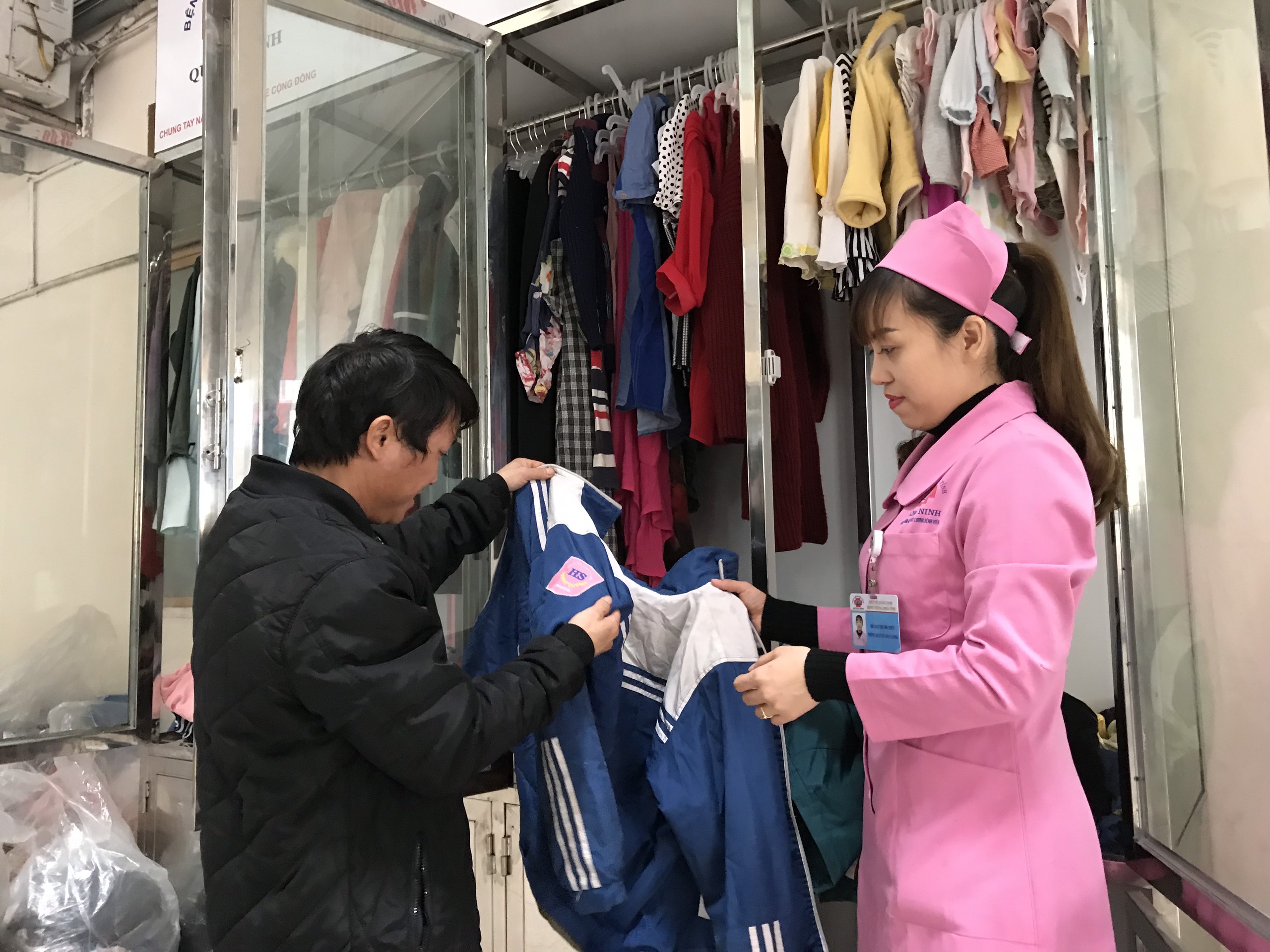 Người dân lựa chọn quần áo tại tủ quần áo từ thiện ở Bệnh viện đa khoa tỉnh Quảng Ninh. 