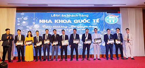 Lãnh đạo Nha khoa Quốc tế Quảng Ninh trao giải Triển vọng cho những bác sĩ tiêu biểu