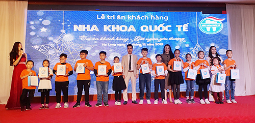Lãnh đạo Nha khoa Quốc tế Quảng Ninh trao quà cho 13 học sinh tham gia kỳ thi Soroban Quốc tế tại Thái Lan