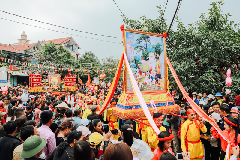 Đoàn rước thọ theo nghi lễ truyền thống tại Lễ hội Tiên công Hà Nam, Quảng Yên.