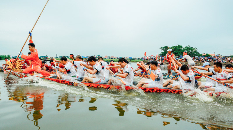  Bơi chải trong Lễ hội Xuống đồng ở Hà Nam, Quảng Yên.
