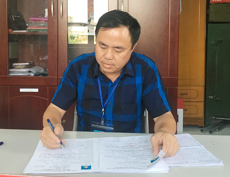 Đồng chí Hoàng Văn Thơm rà soát hồ sơ thanh niên nhập ngũ.