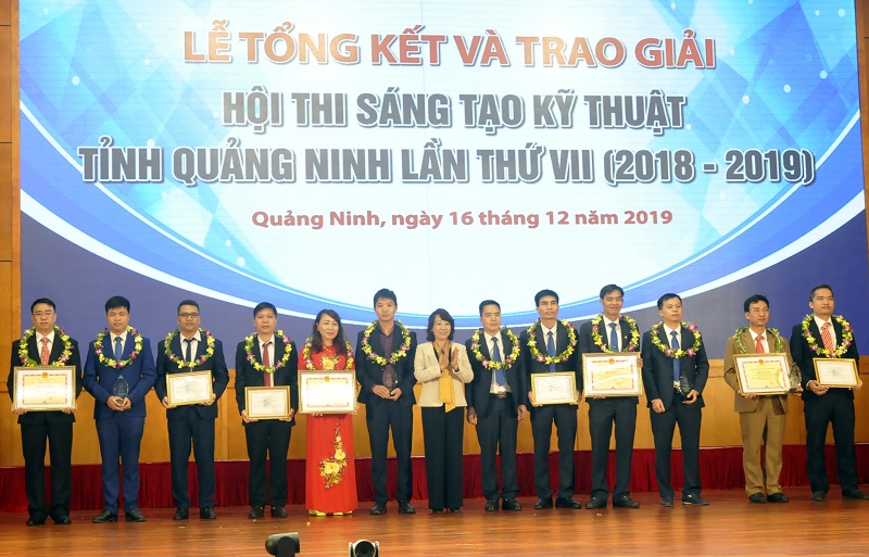 Đồng chí Vũ Thị Thu Thủy, Phó Chủ tịch UBND tỉnh trao giải nhất và Bằng khen của UBND tỉnh cho các tác giả, nhóm tác giả.